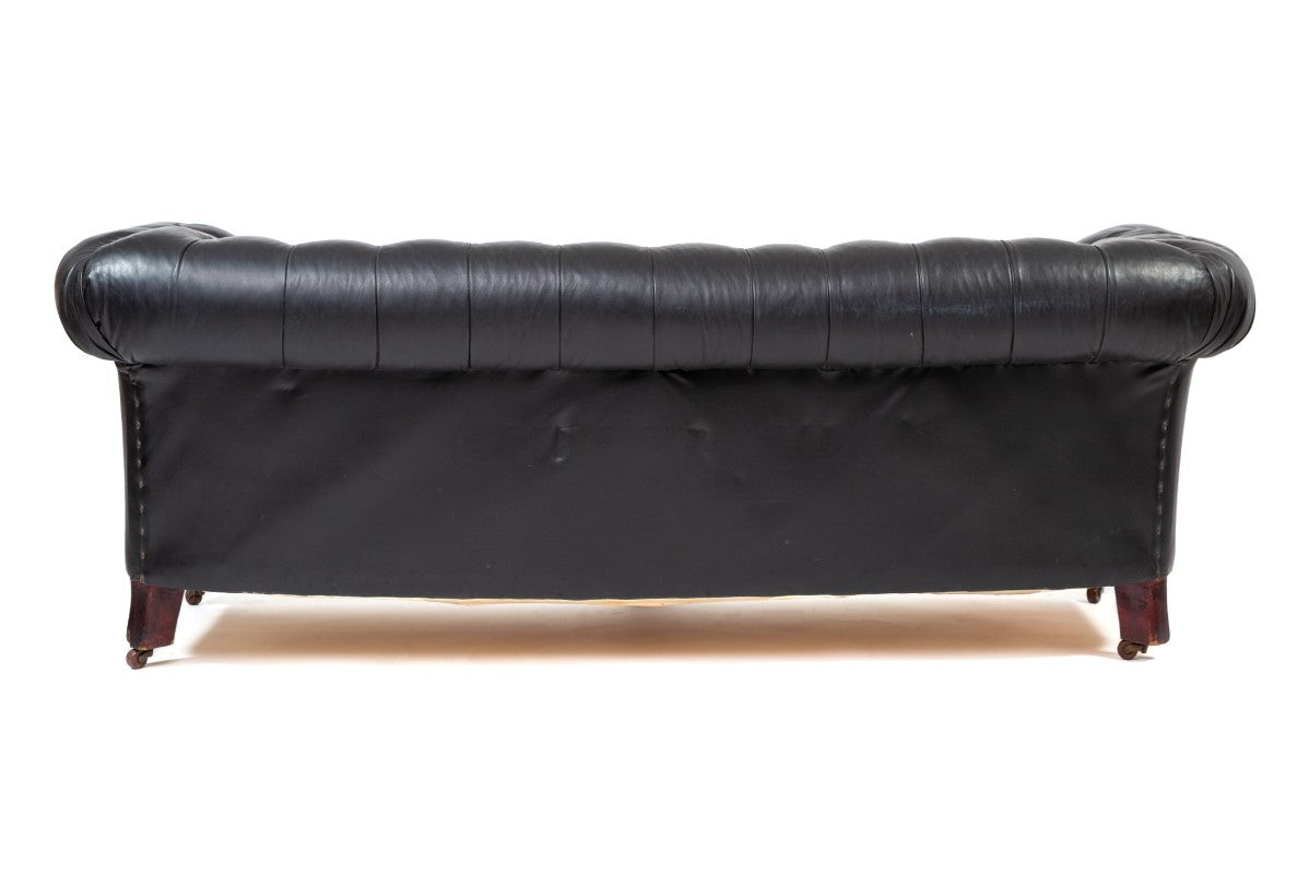 Divano chesterfield club tre posti Vittoriano inglese originale in pelle nera - Antichità Sale