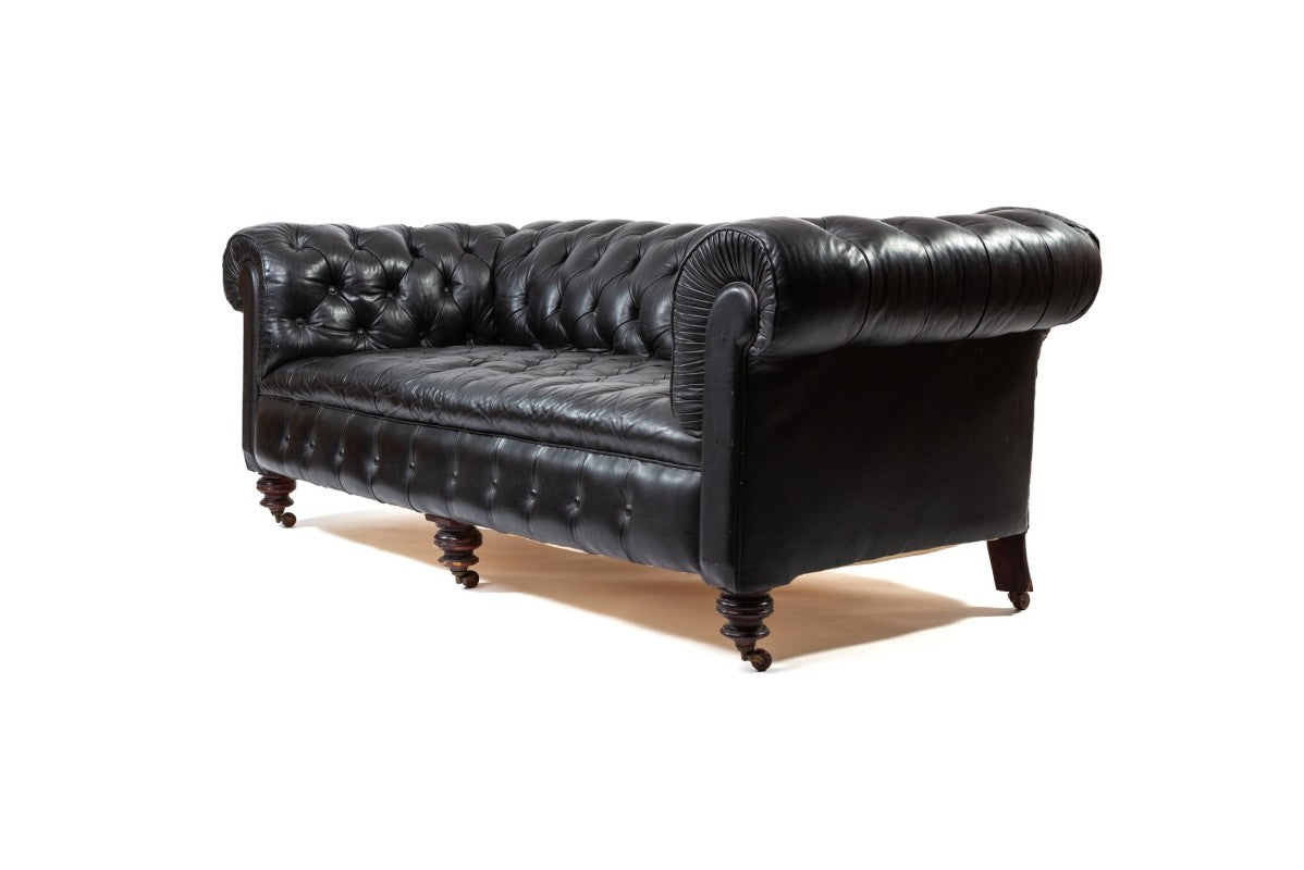 Divano chesterfield club tre posti Vittoriano inglese originale in pelle nera - Antichità Sale