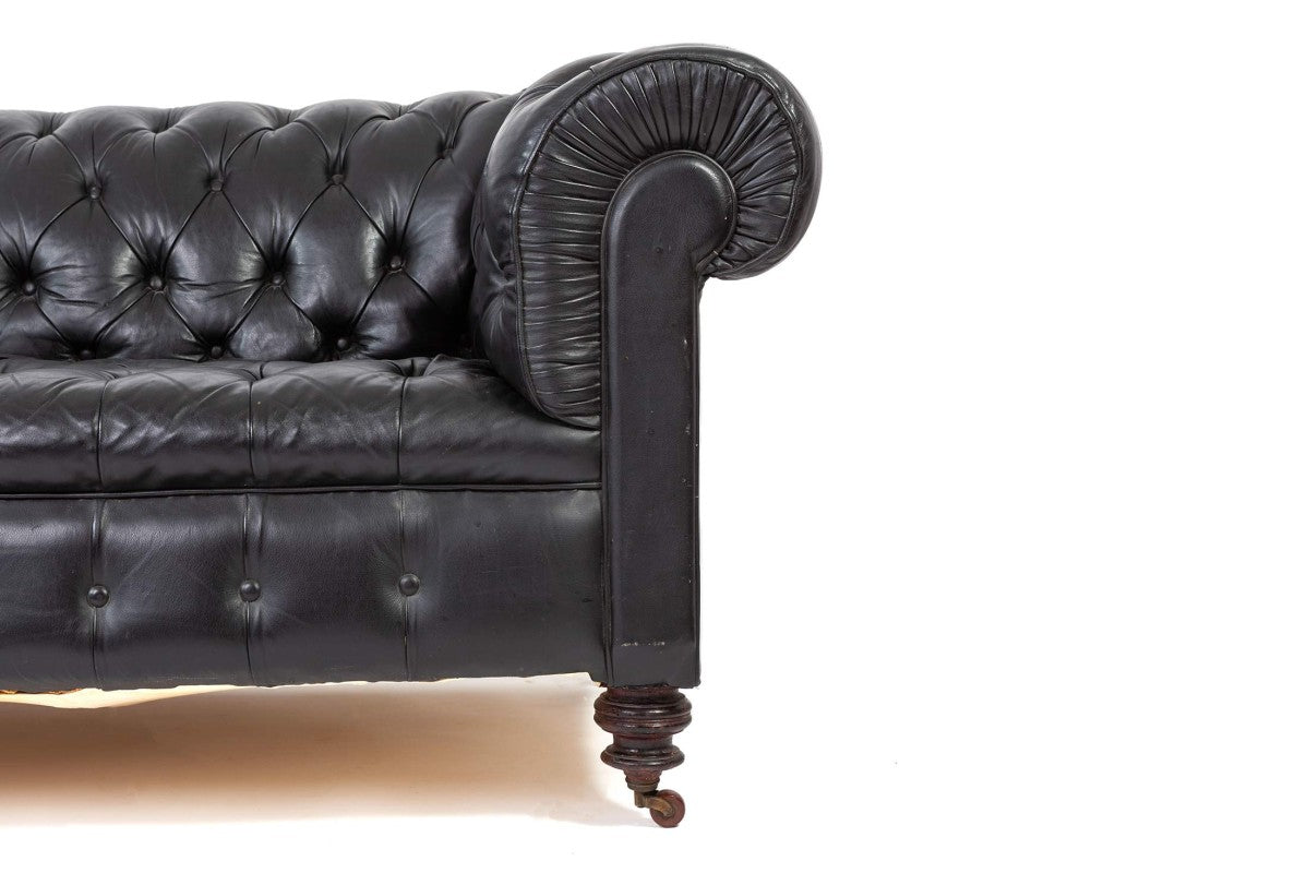 Divano chesterfield club tre posti Vittoriano inglese originale in pelle nera - Antichità Sale