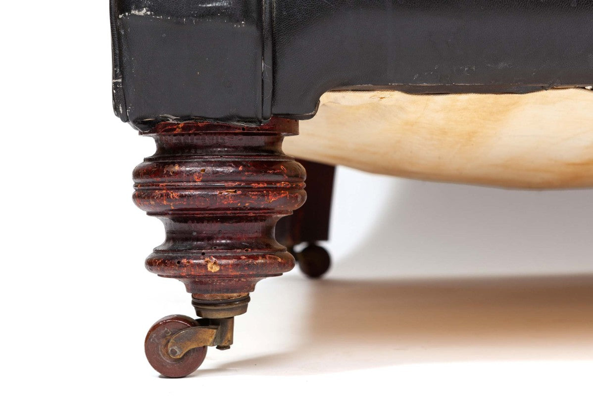 Divano chesterfield club tre posti Vittoriano inglese originale in pelle nera - Antichità Sale