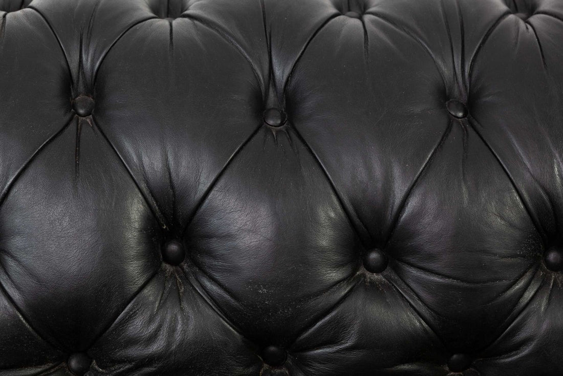 Divano chesterfield club tre posti Vittoriano inglese originale in pelle nera