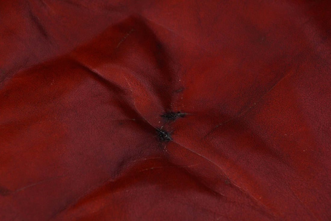 Poltrona chesterfield club inglese vintage in pelle rosso marocchino