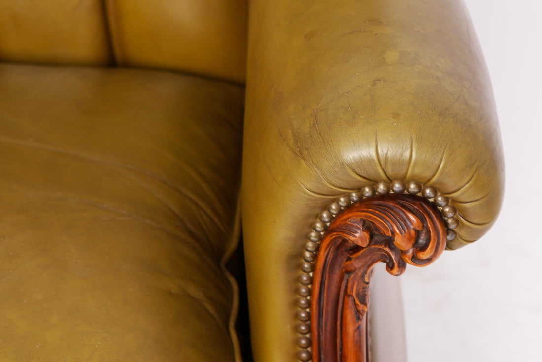Poltrona chesterfield bergere inglese vintage in pelle verde oliva