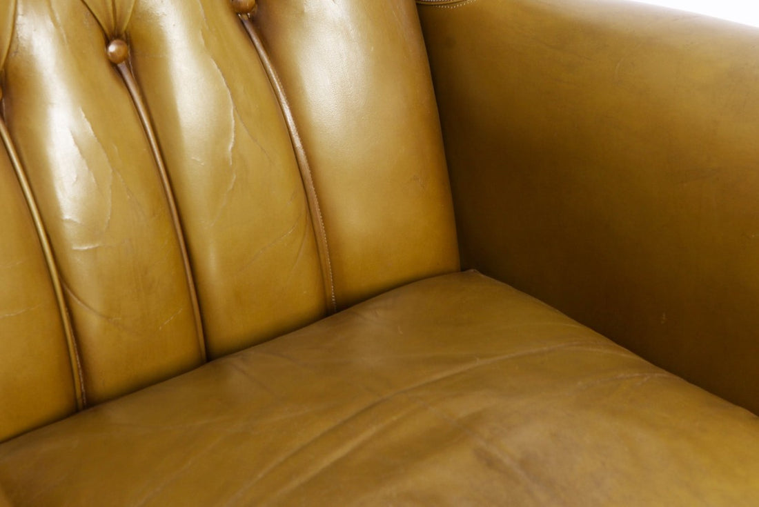 Poltrona chesterfield bergere inglese vintage in pelle verde oliva