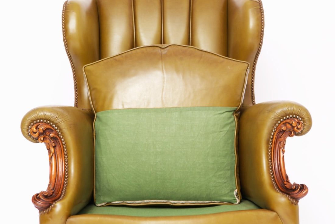 Poltrona chesterfield bergere inglese vintage in pelle verde oliva