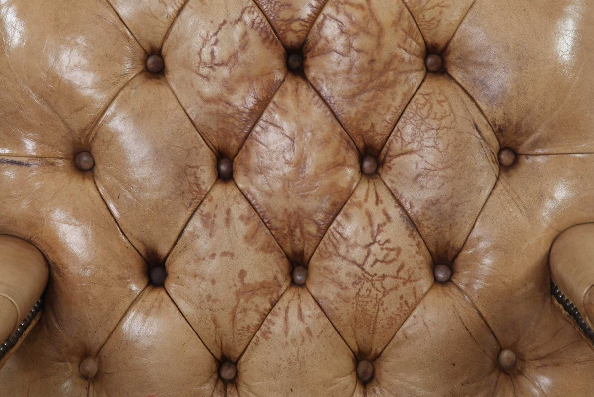 Coppia di poltrone chesterfield Director in pelle tabacco del 1950 - Antichità Sale