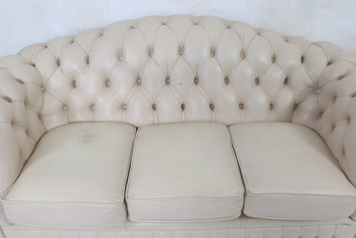 Divano chesterfield modello Oxford 3 posti vintage inglese avorio - Antichità Sale