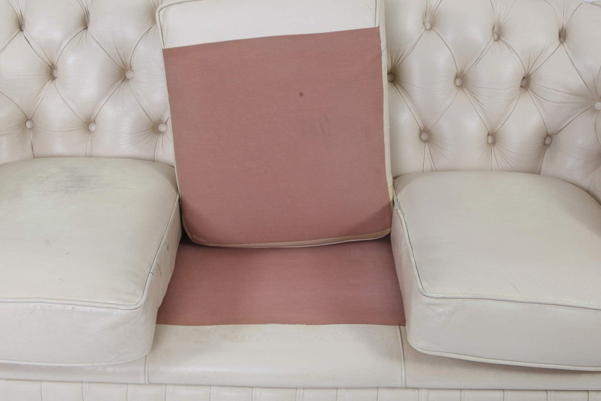 Divano chesterfield modello Oxford 3 posti vintage inglese avorio - Antichità Sale