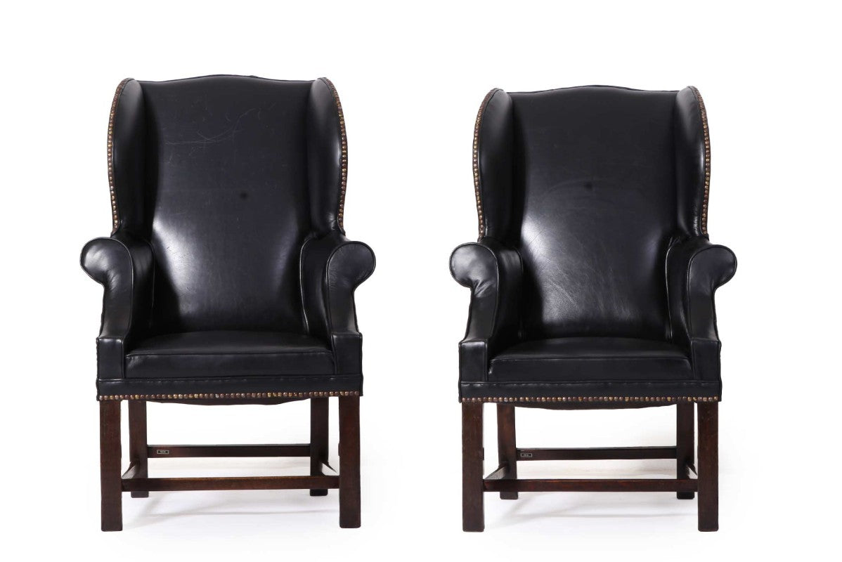 Antica coppia di poltrone wing back o bergere inglese originale in pelle nera - Antichità Sale