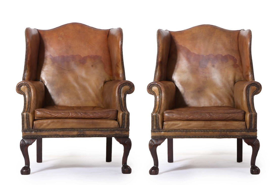 Antica coppia di poltrone wing back o bergere inglese originale in cuoio cognac
