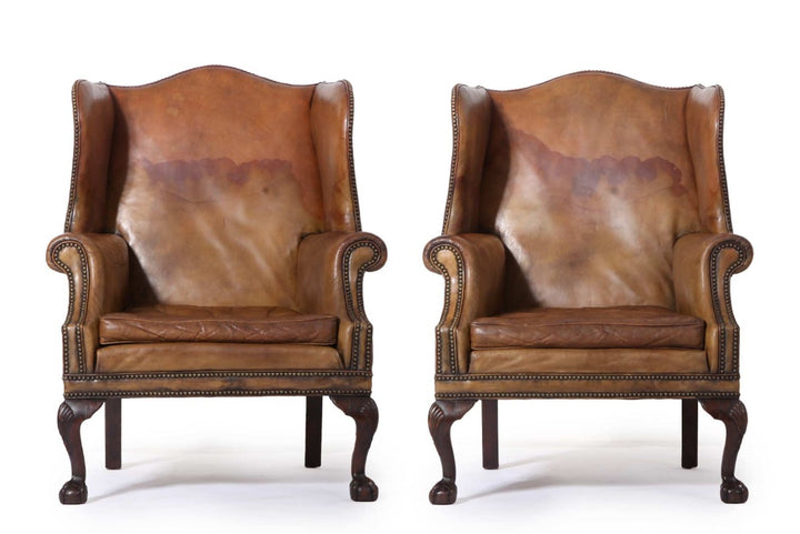 Antica coppia di poltrone wing back o bergere inglese originale in cuoio cognac