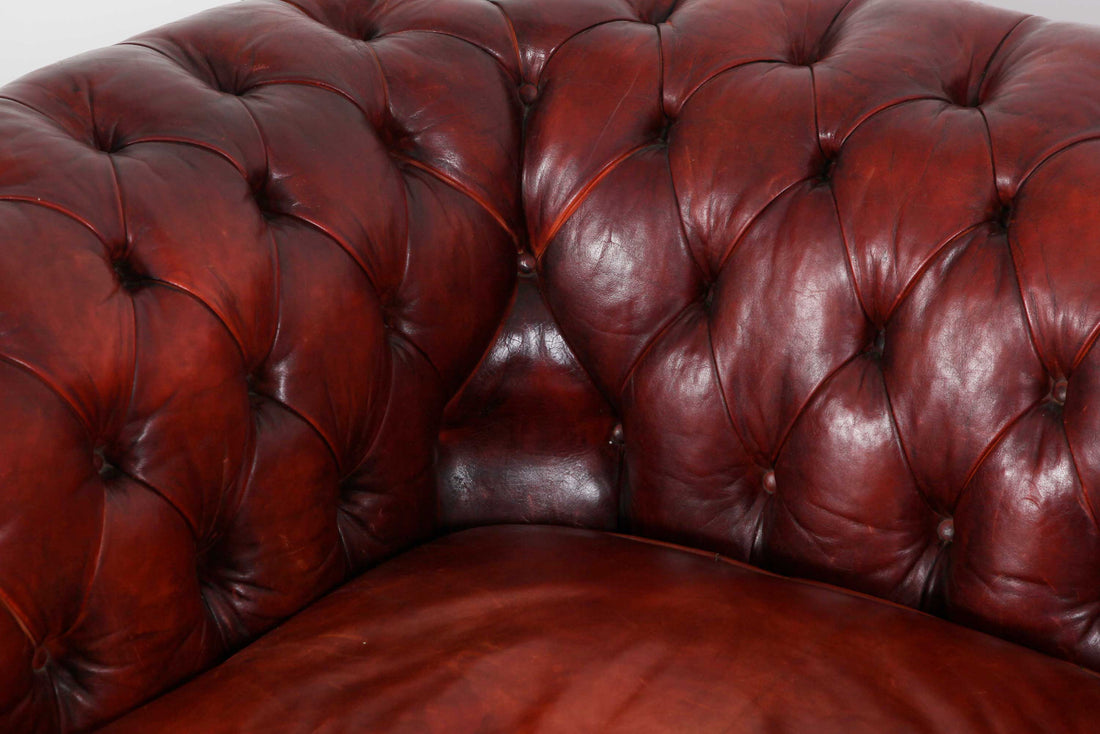 Antico Divano 2 posti Chesterfield Club originale inglese in pelle rosso marocchino