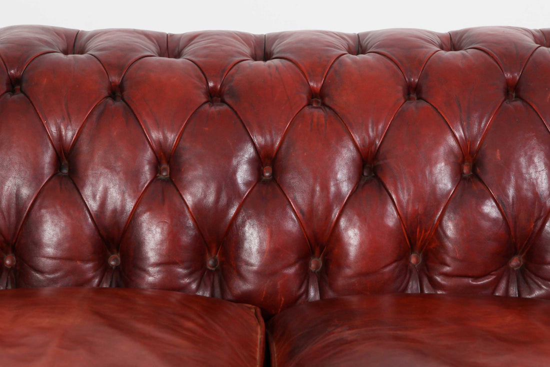 Antico Divano 2 posti Chesterfield Club originale inglese in pelle rosso marocchino