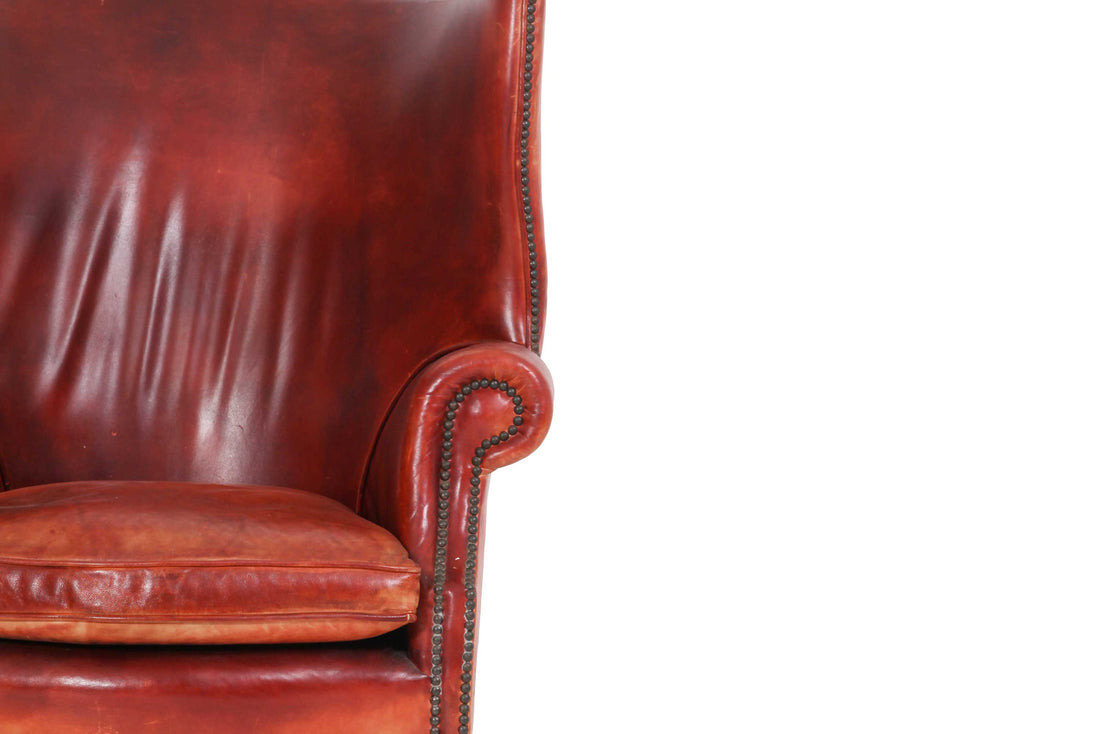 Coppia di poltrone porters barrel back inglese originale in pelle rosso marocchino