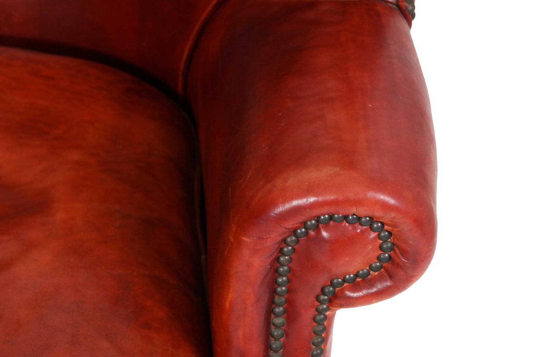 Coppia di poltrone porters barrel back inglese originale in pelle rosso marocchino