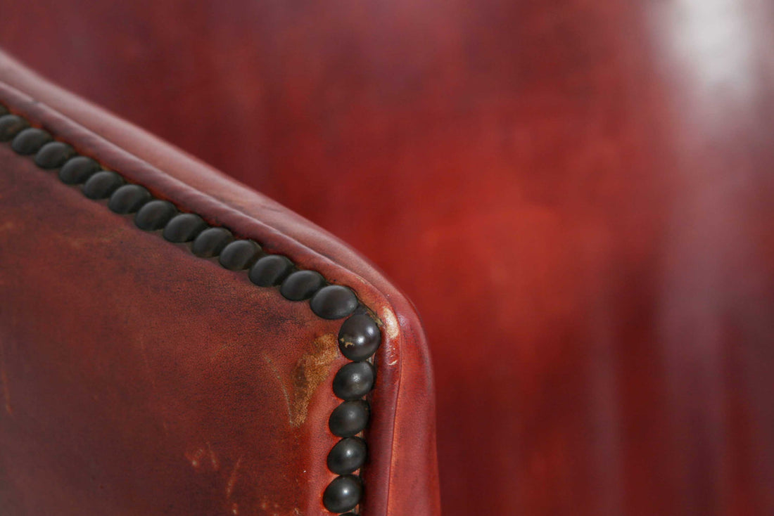 Coppia di poltrone porters barrel back inglese originale in pelle rosso marocchino