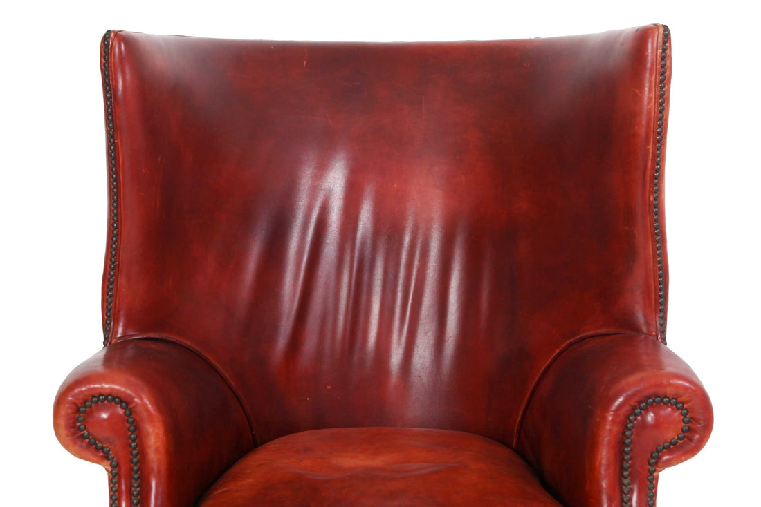 Coppia di poltrone porters barrel back inglese originale in pelle rosso marocchino