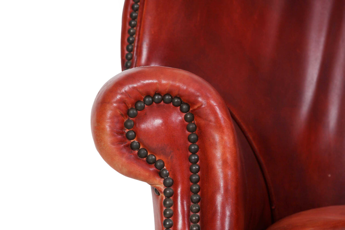 Coppia di poltrone porters barrel back inglese originale in pelle rosso marocchino