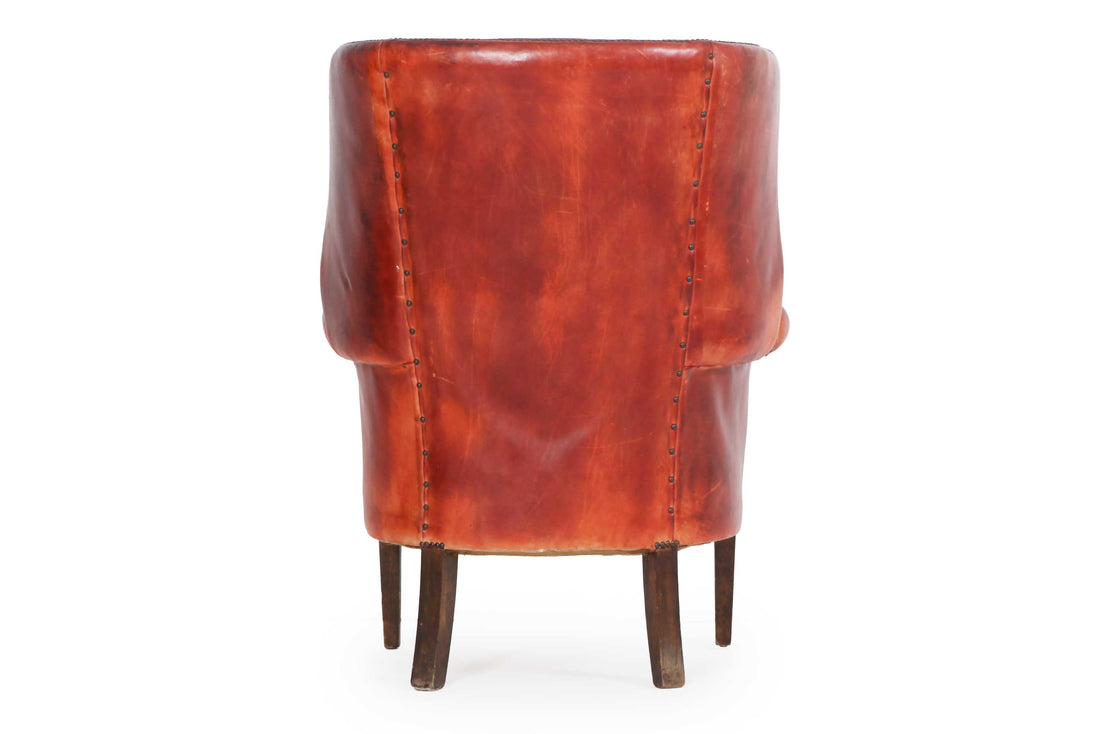 Coppia di poltrone porters barrel back inglese originale in pelle rosso marocchino
