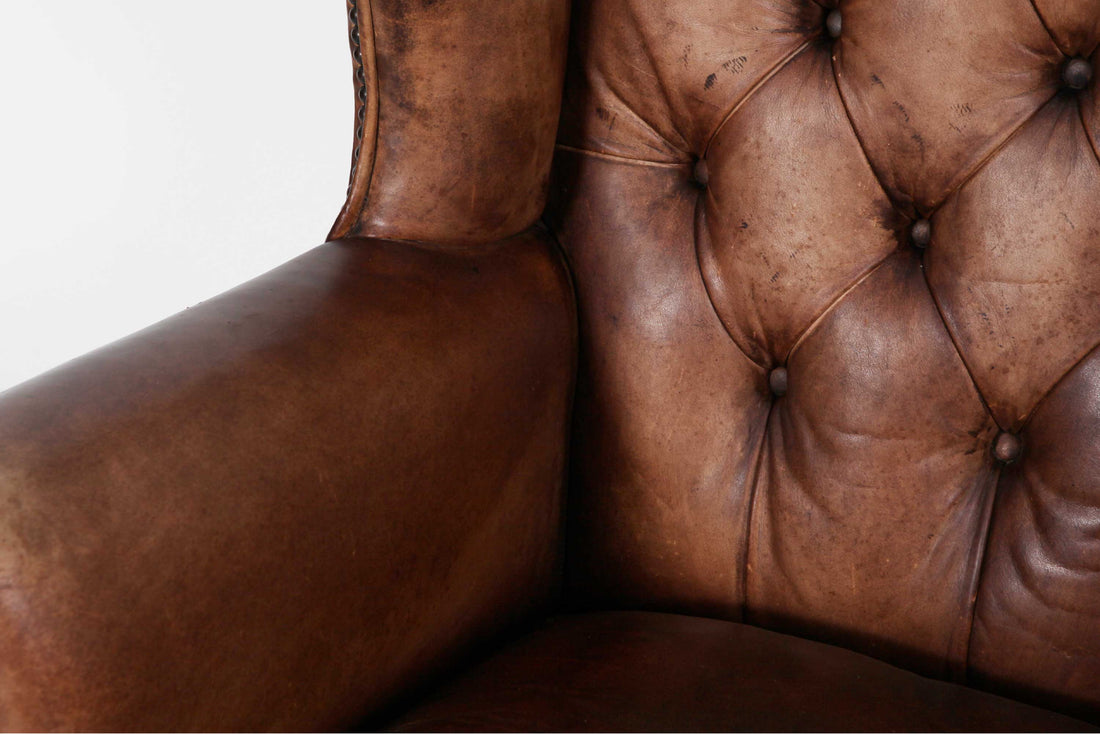 Antica poltrona chesterfield Wing Back o bergere inglese originale marrone sigaro