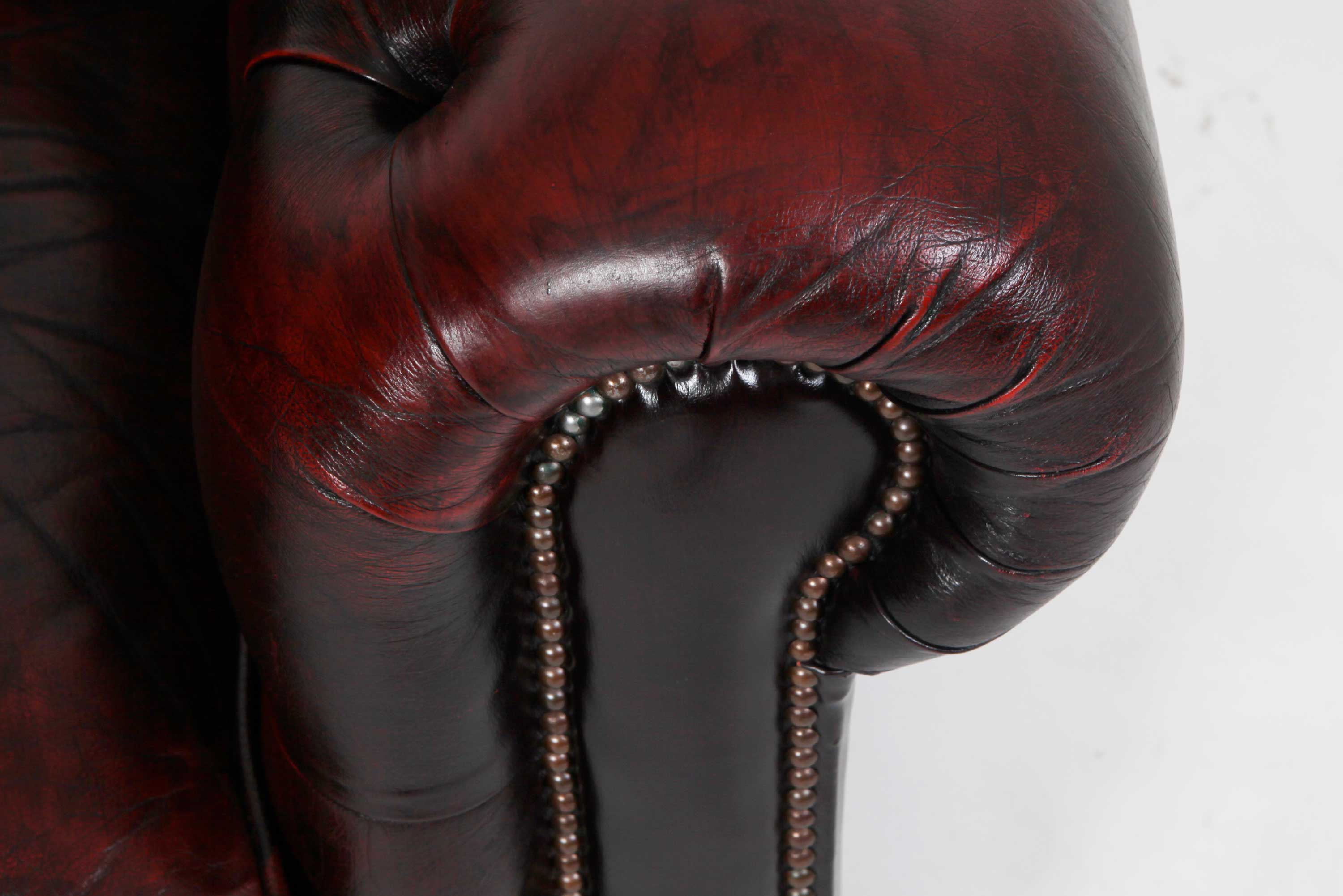 Coppia di poltrone chesterfield club vintage originale bordeaux anticato - Antichità Sale