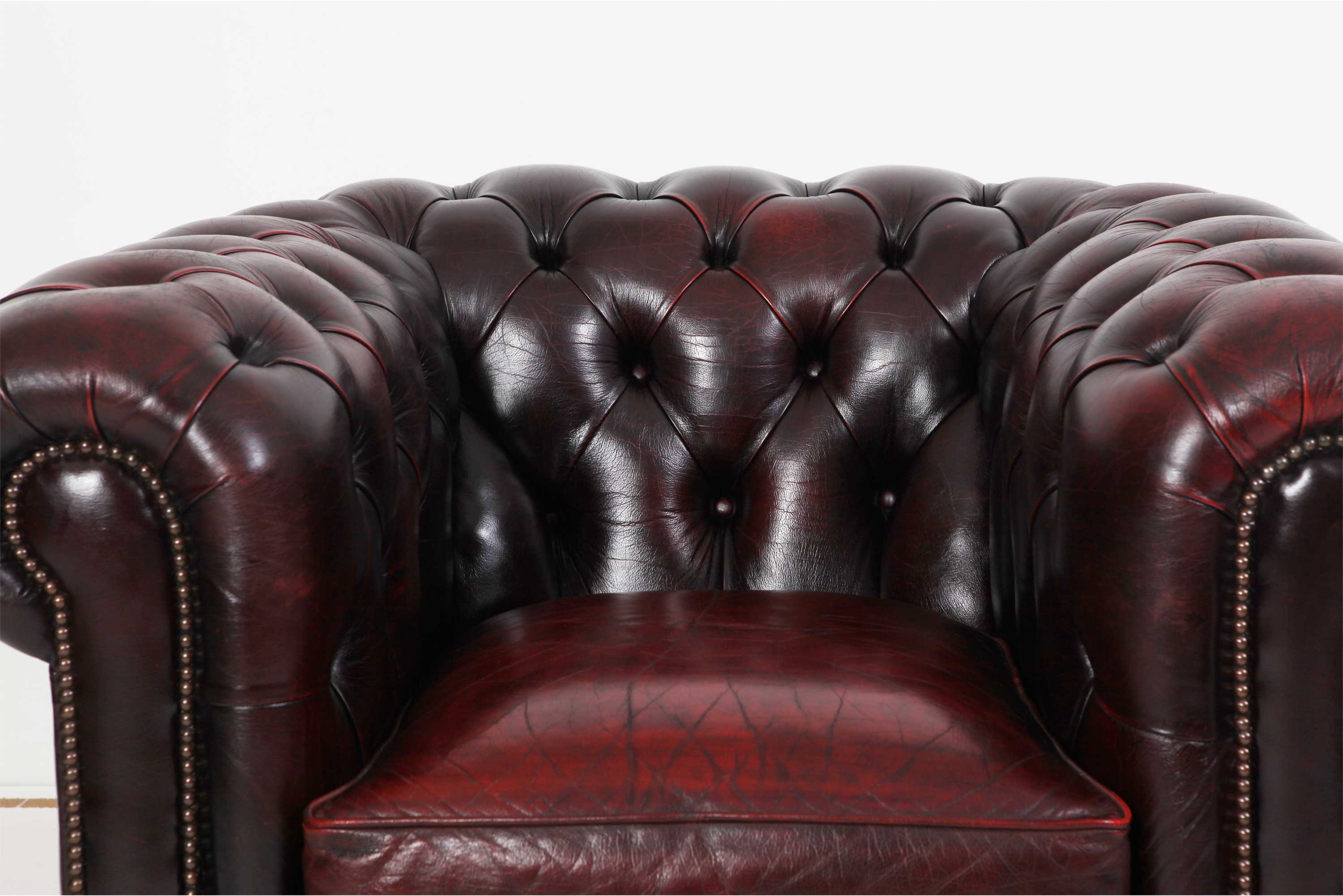 Coppia di poltrone chesterfield club vintage originale bordeaux anticato - Antichità Sale