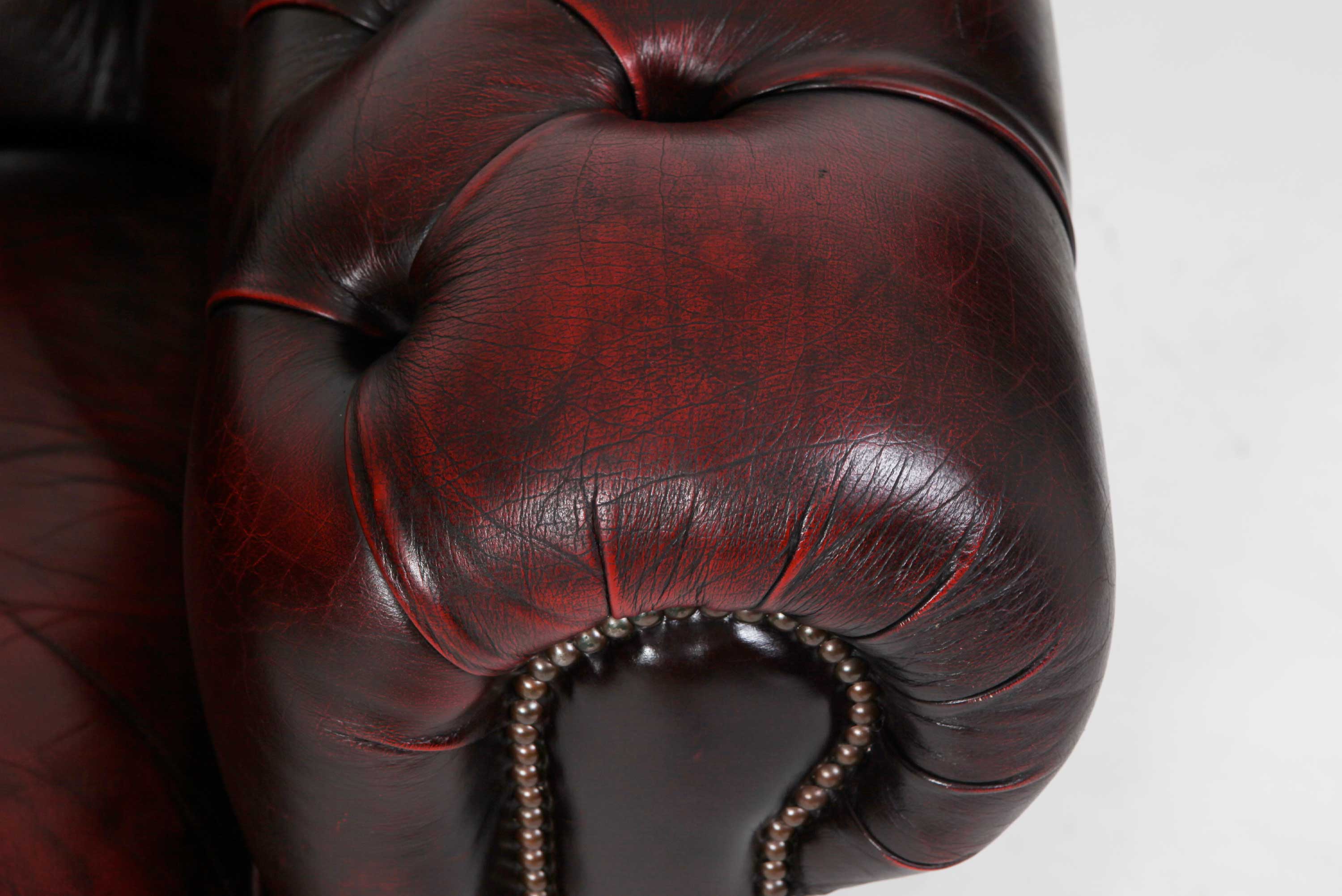 Coppia di poltrone chesterfield club vintage originale bordeaux anticato - Antichità Sale