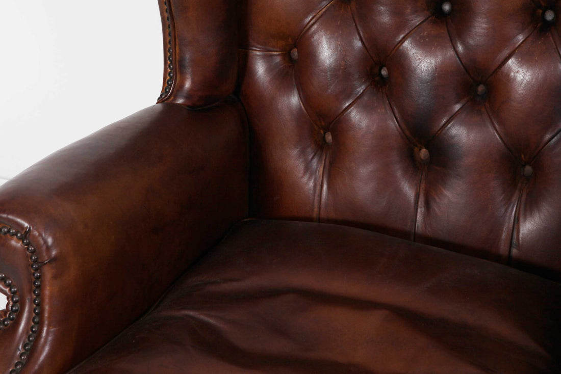 Antica poltrona chesterfield Wing Back o bergere inglese originale in pelle marrone