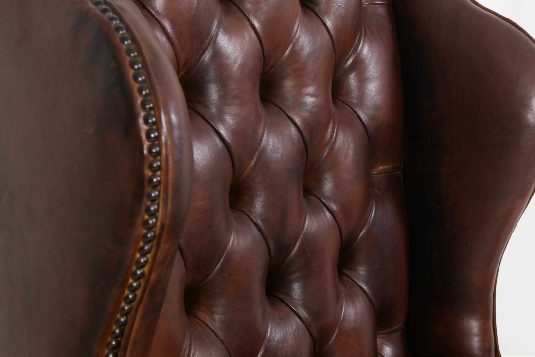Antica poltrona chesterfield Wing Back o bergere inglese originale in pelle marrone