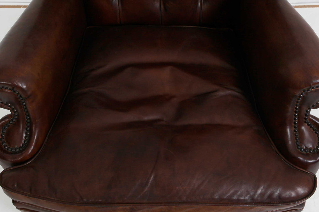 Antica poltrona chesterfield Wing Back o bergere inglese originale in pelle marrone