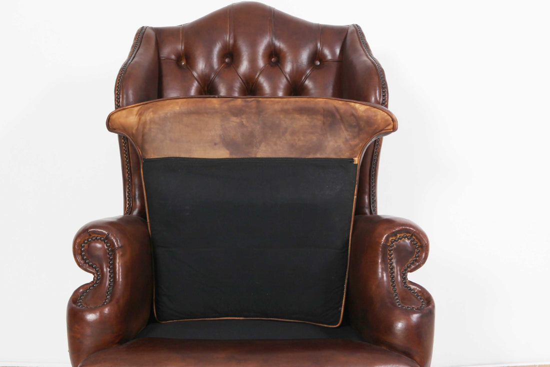Antica poltrona chesterfield Wing Back o bergere inglese originale in pelle marrone