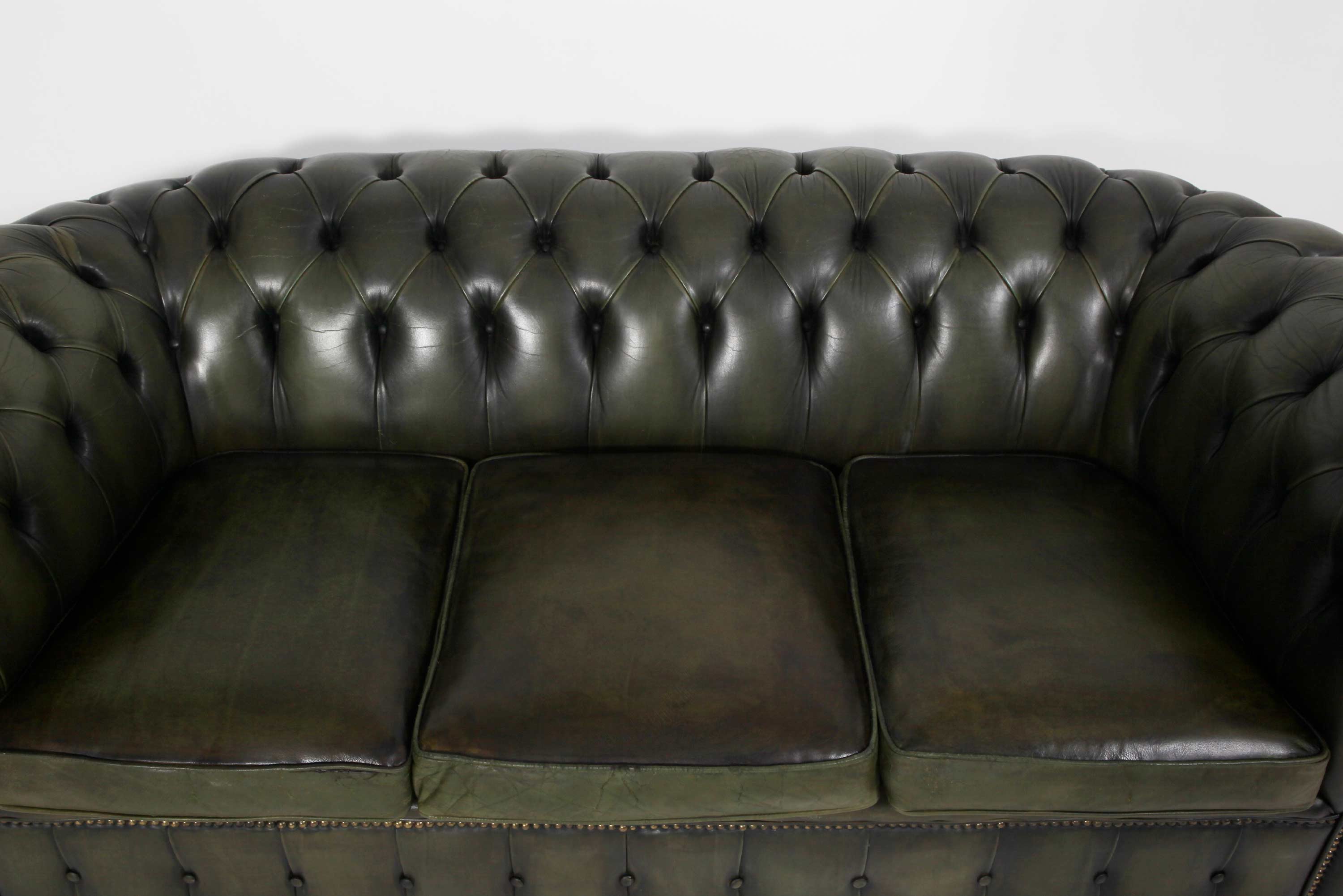 Divano 3 posti chesterfield club vintage originale in pelle verde oliva - Antichità Sale