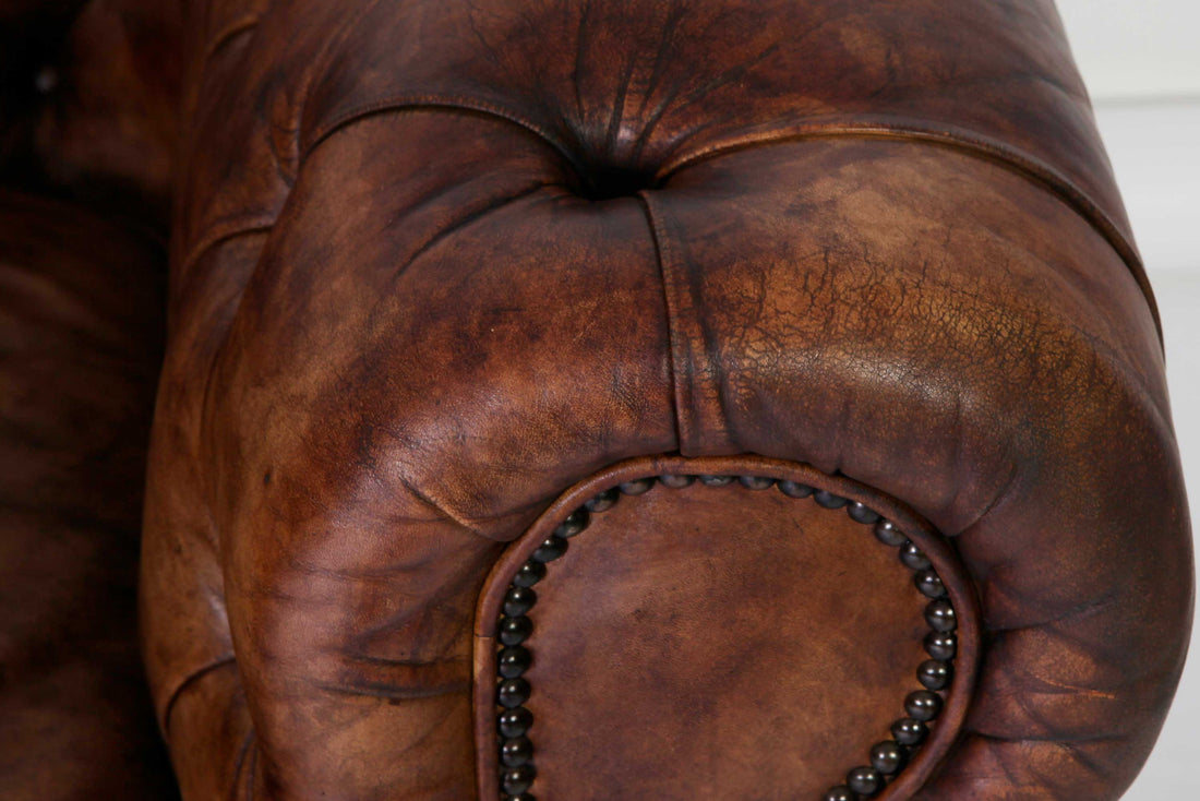 Antico divano chesterfield club 2 posti inglese originale marrone cognac