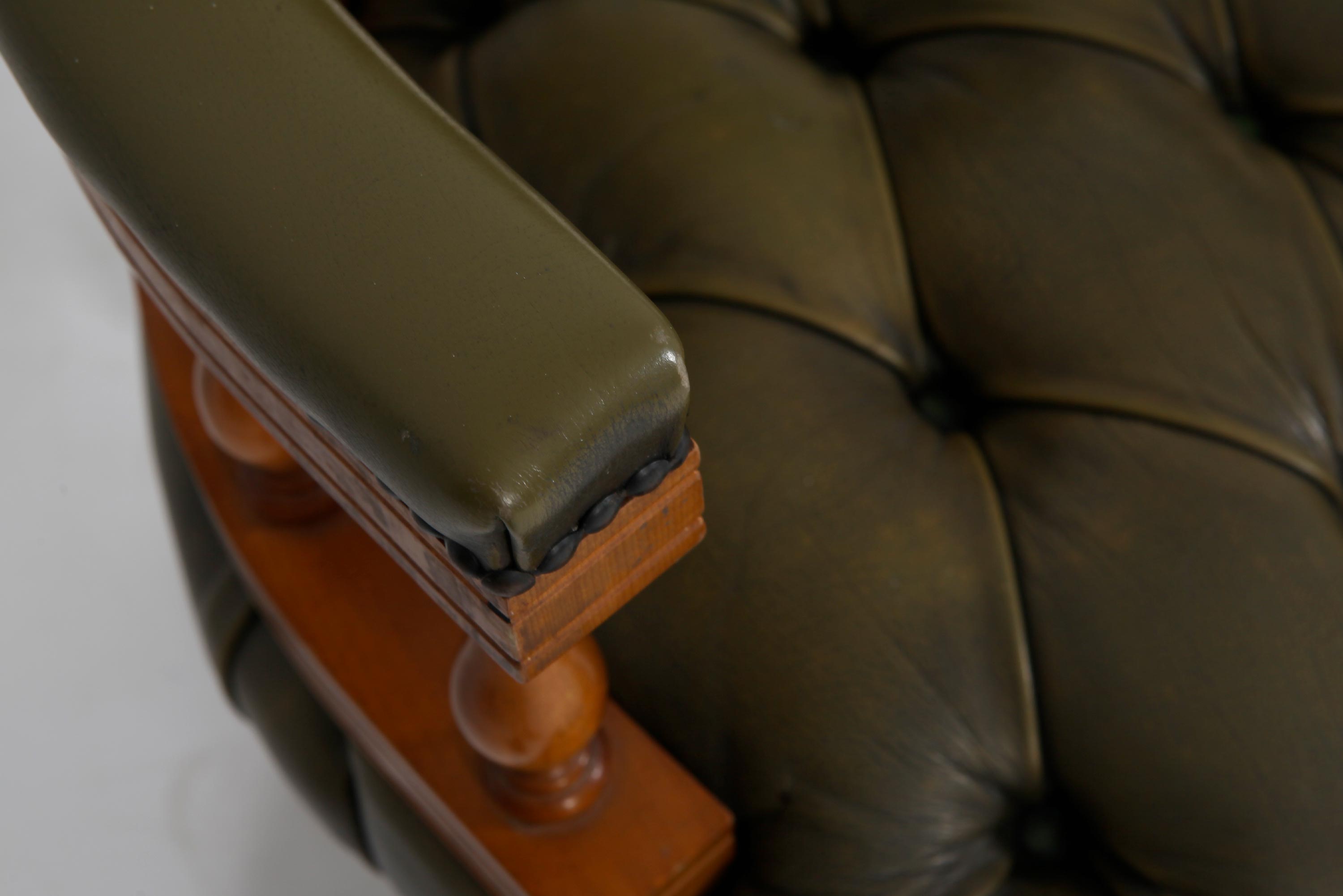 Poltrona chesterfield captain vintage inglese originale verde oliva