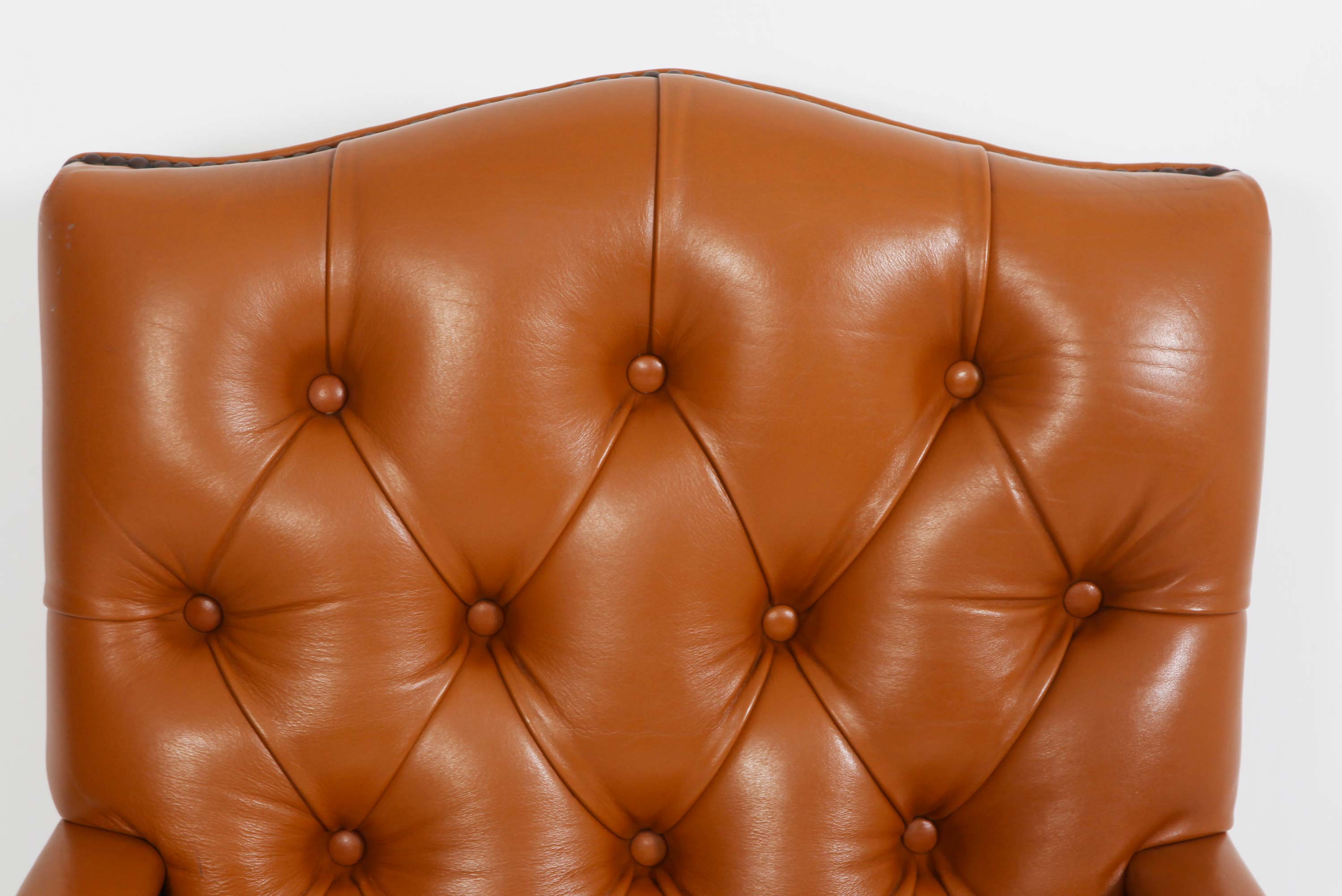 Coppia di poltrone chesterfield Director vintage inglese tabacco