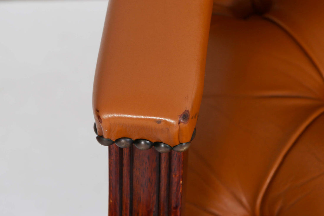 Coppia di poltrone chesterfield Director vintage inglese tabacco