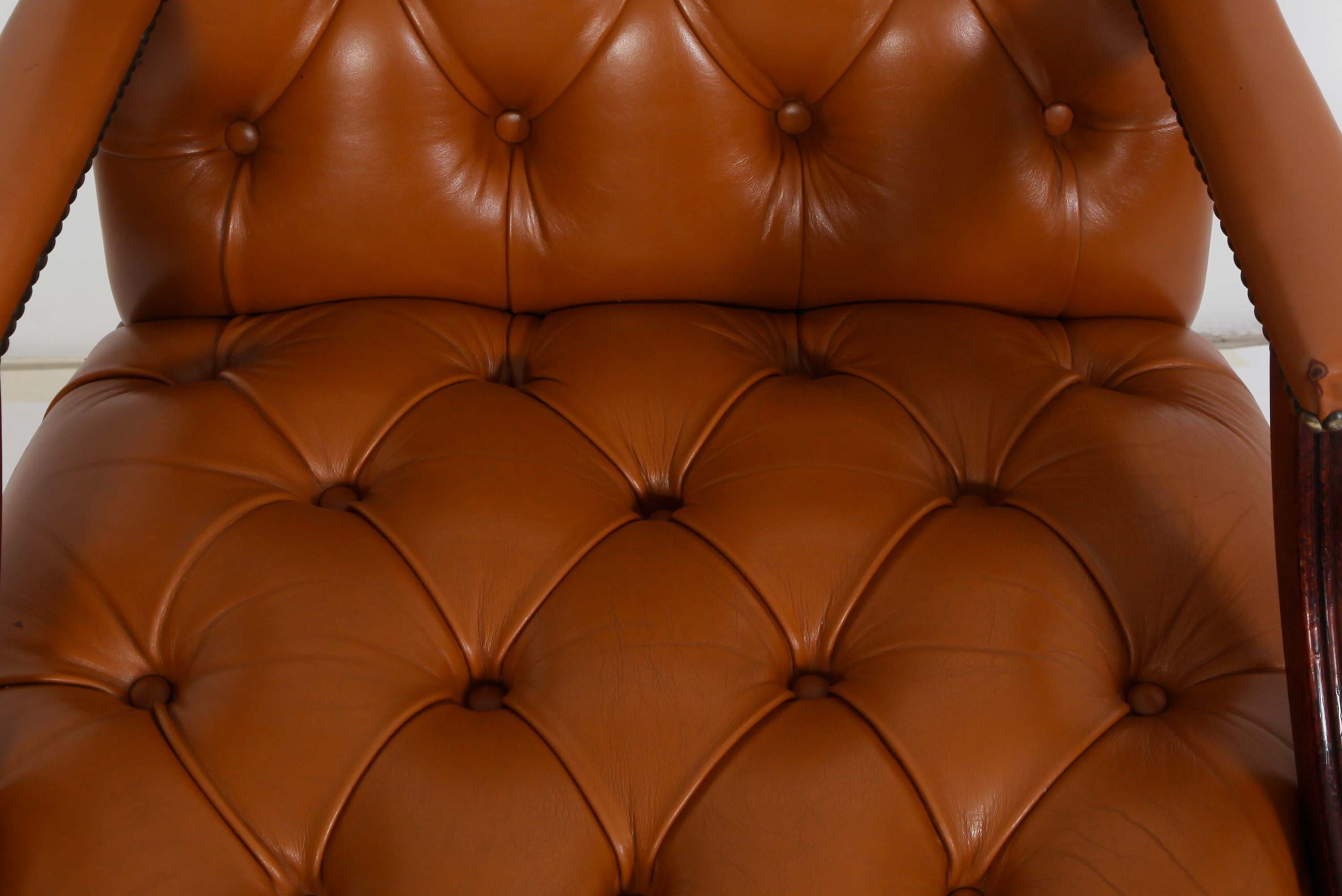 Coppia di poltrone chesterfield Director vintage inglese tabacco