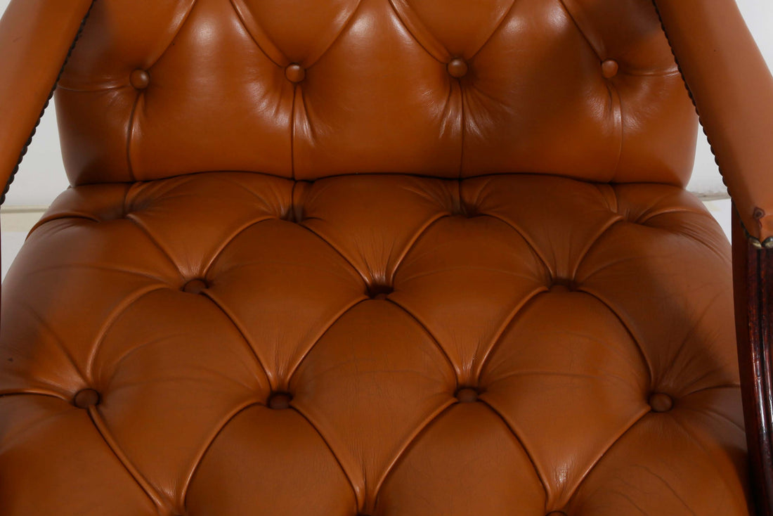 Coppia di poltrone chesterfield Director vintage inglese tabacco