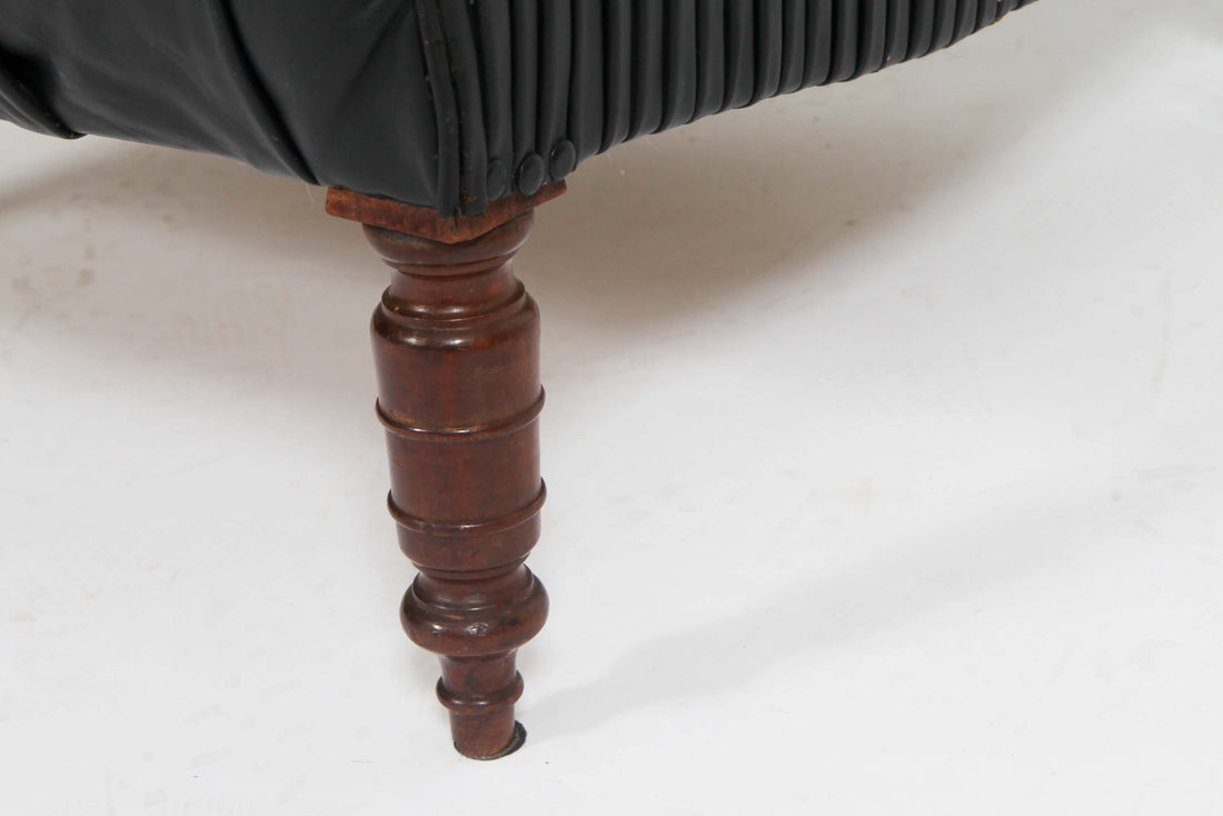 Poltrona chesterfield antica di epoca Vittoriana originale in pelle nera