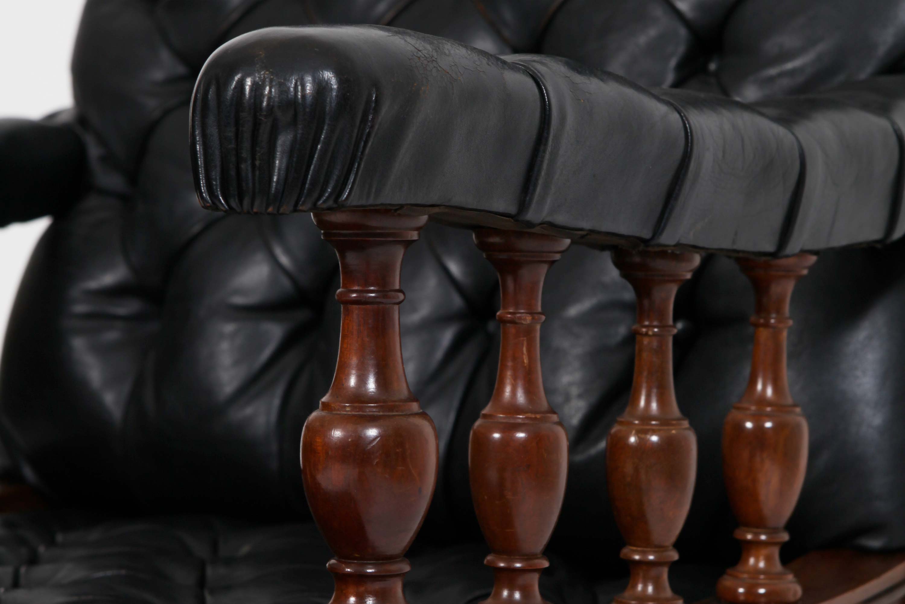Poltrona chesterfield antica di epoca Vittoriana originale in pelle nera