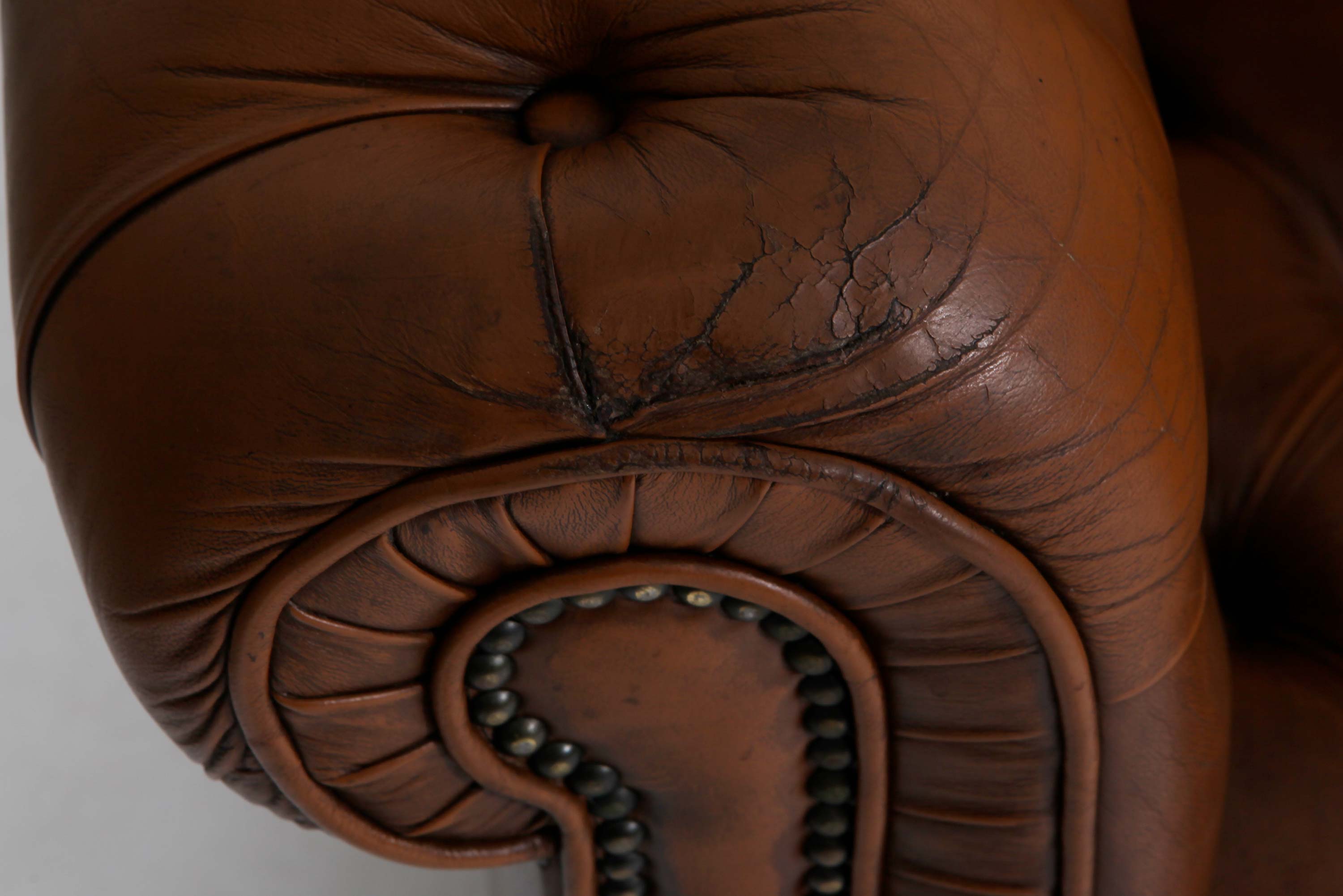 Divano due posti chesterfield bergere vintage inglese marrone cognac