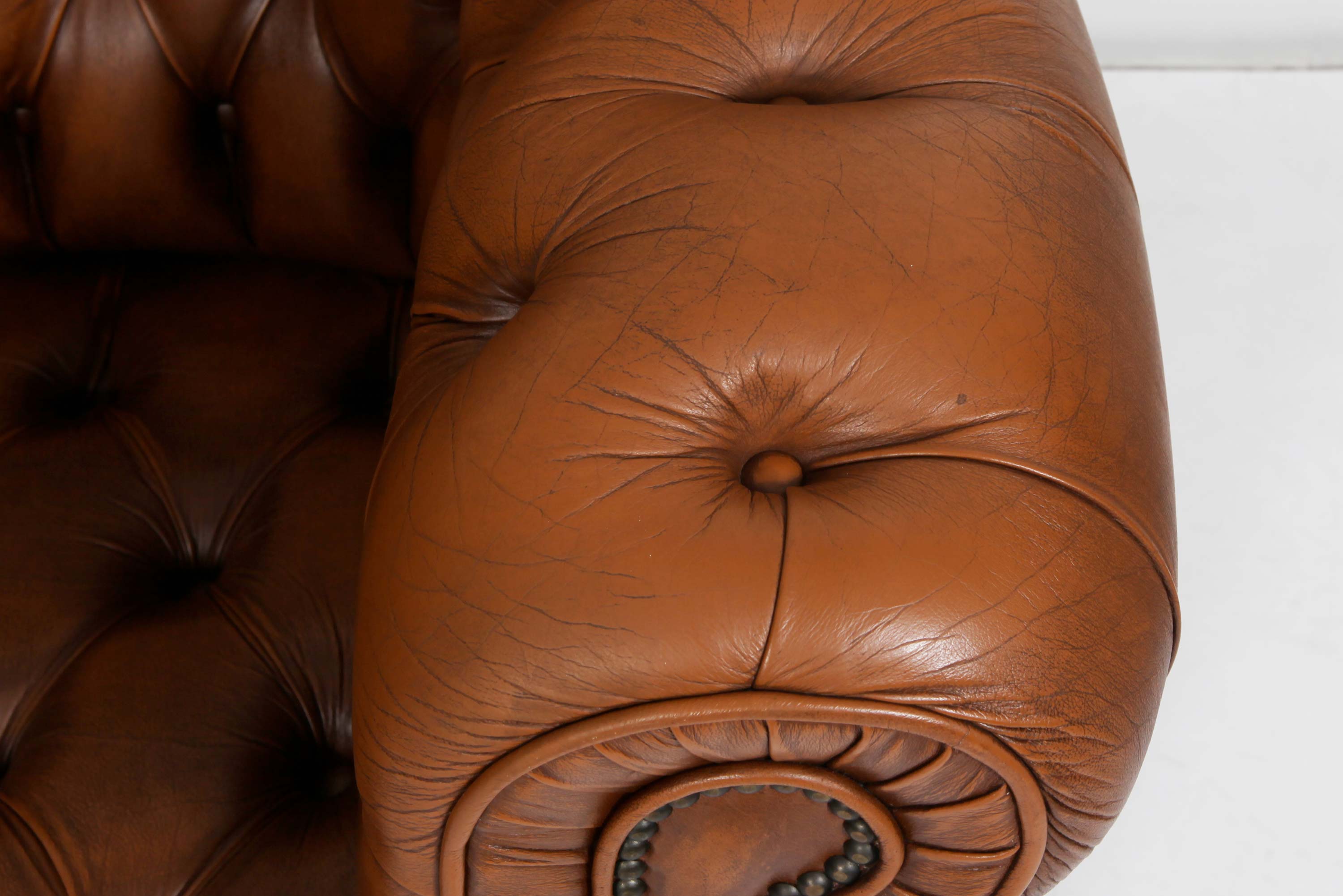 Divano due posti chesterfield bergere vintage inglese marrone cognac