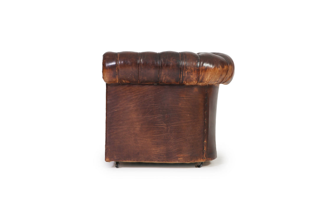 Antica poltrona chesterfield club inglese originale in pelle marrone anticato