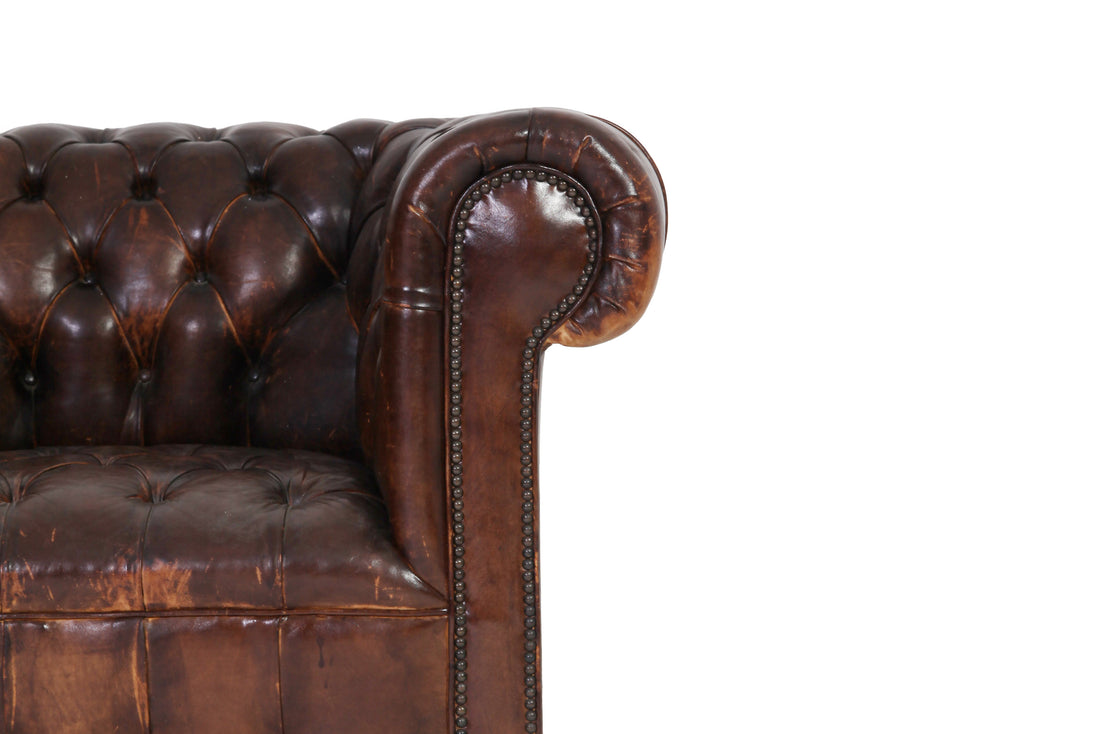 Antica poltrona chesterfield club inglese originale in pelle marrone anticato
