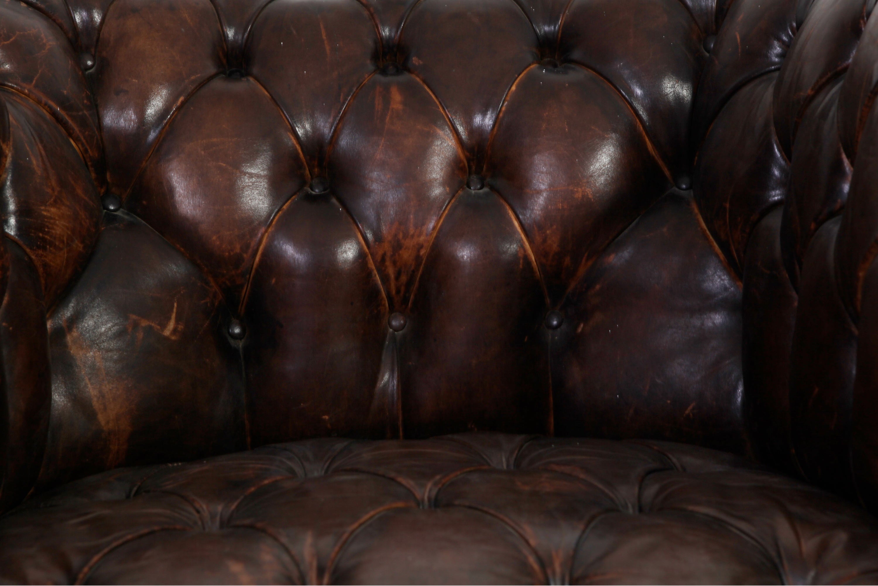 Antica poltrona chesterfield club inglese originale in pelle marrone anticato