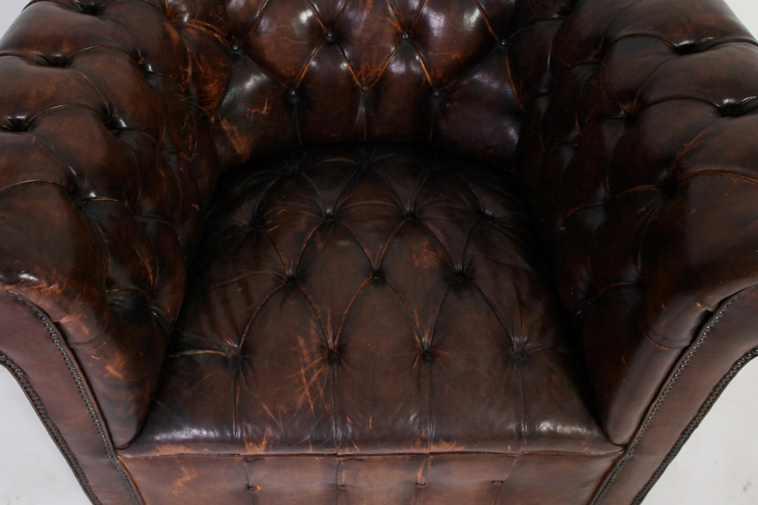 Antica poltrona chesterfield club inglese originale in pelle marrone anticato