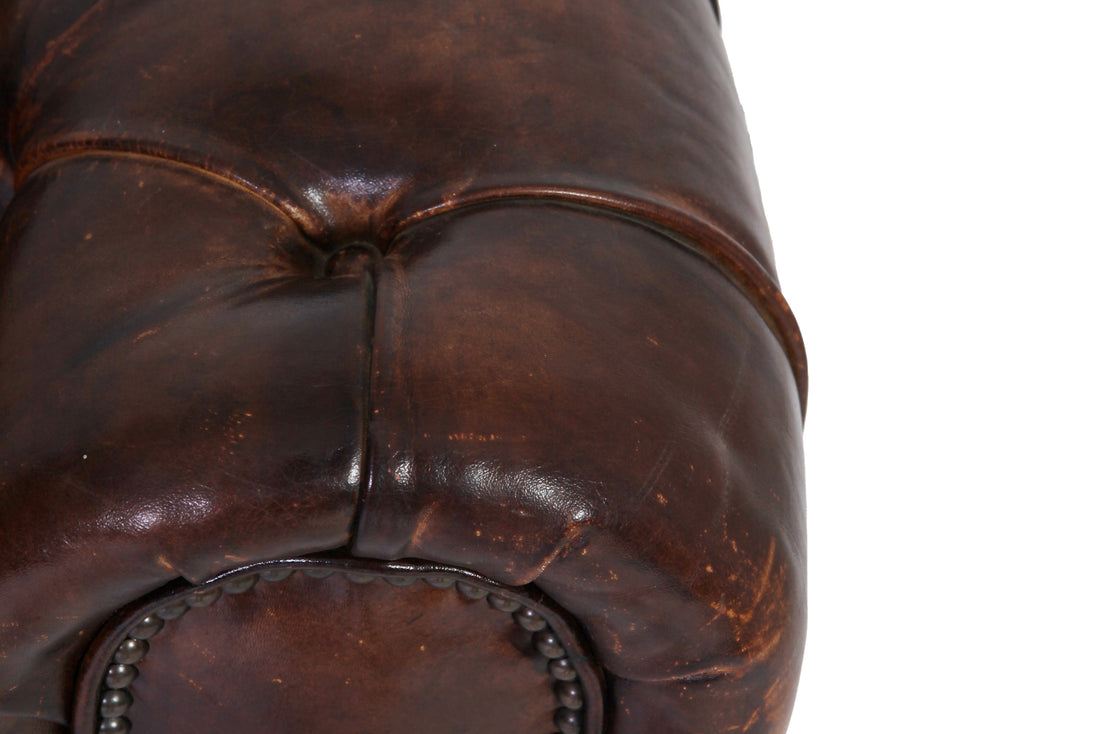 Antica poltrona chesterfield club inglese originale in pelle marrone anticato