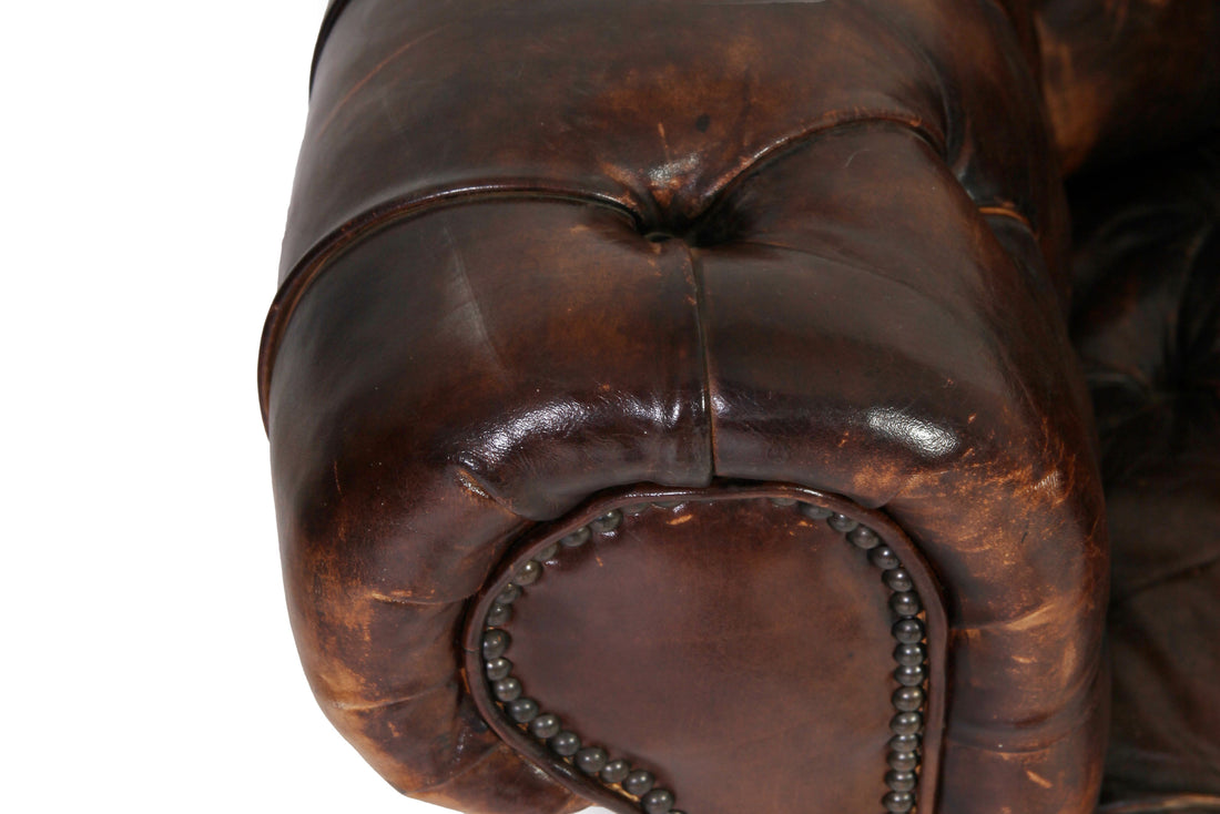 Antica poltrona chesterfield club inglese originale in pelle marrone anticato