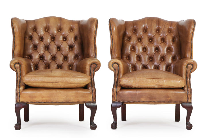 Antica coppia di poltrone chesterfield Wing Back o bergere inglese originale in pelle tabacco