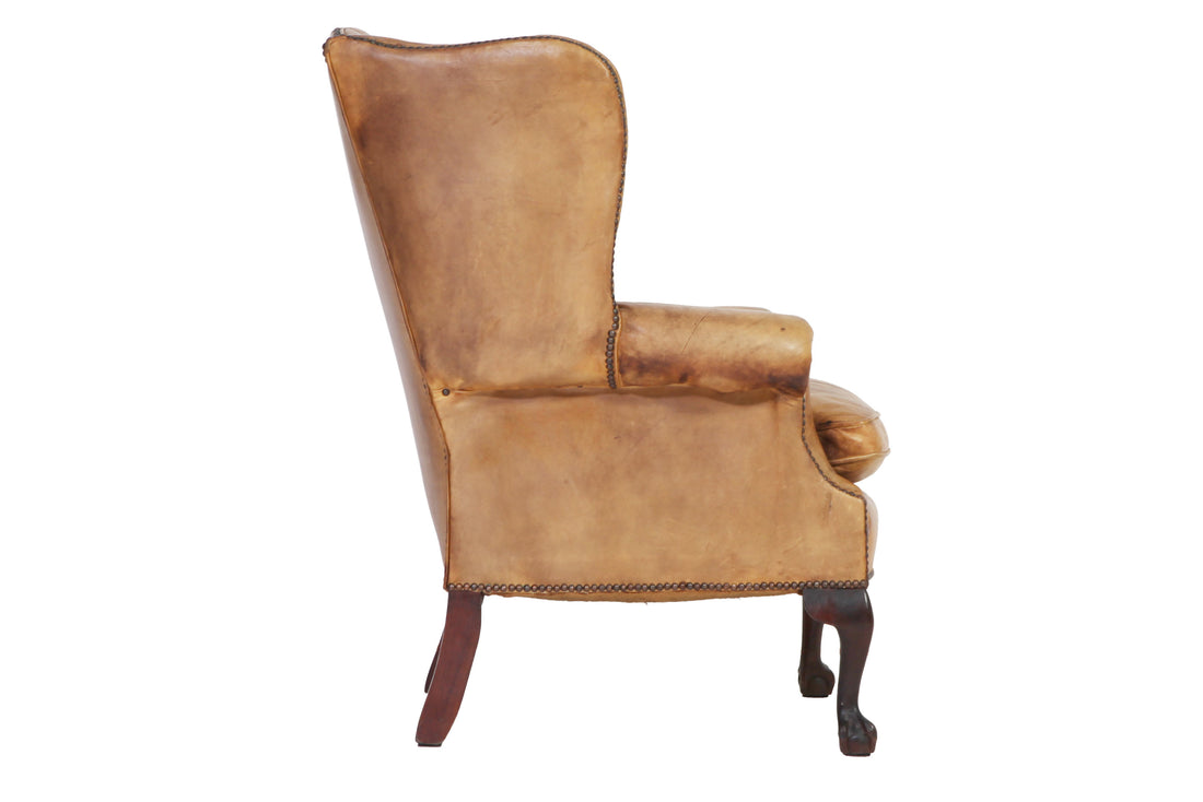 Antica coppia di poltrone chesterfield Wing Back o bergere inglese originale in pelle tabacco